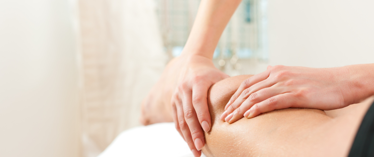 Die Massage bietet Entspannung pur und kann auch therapiebegleitend zum Einsatz kommen. Sie fördert die Durchblutung, lockert Muskeln und sorgt zugleich für ein allgemeines Wohlbefinden